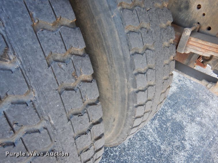 image for item DY9636 2004 International 4300  flatbed truck