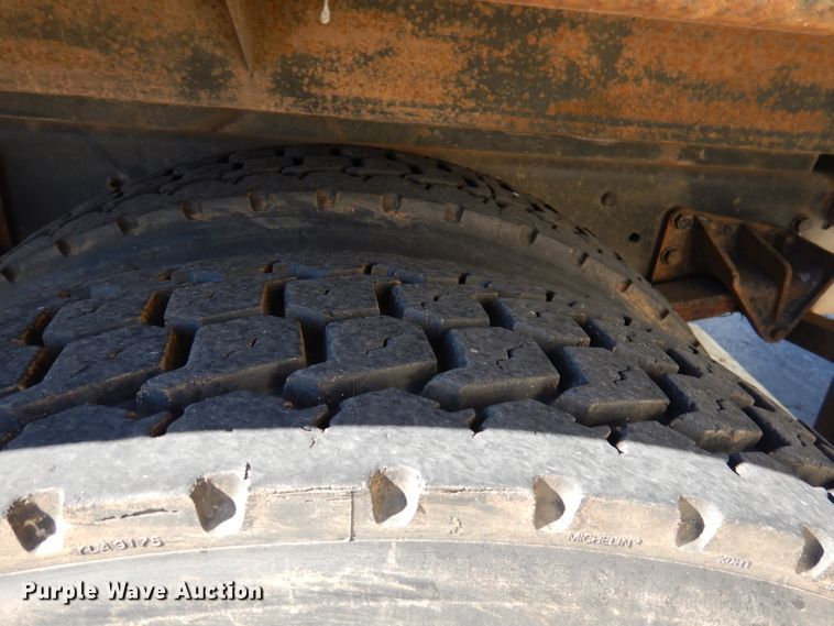 image for item DY9636 2004 International 4300  flatbed truck