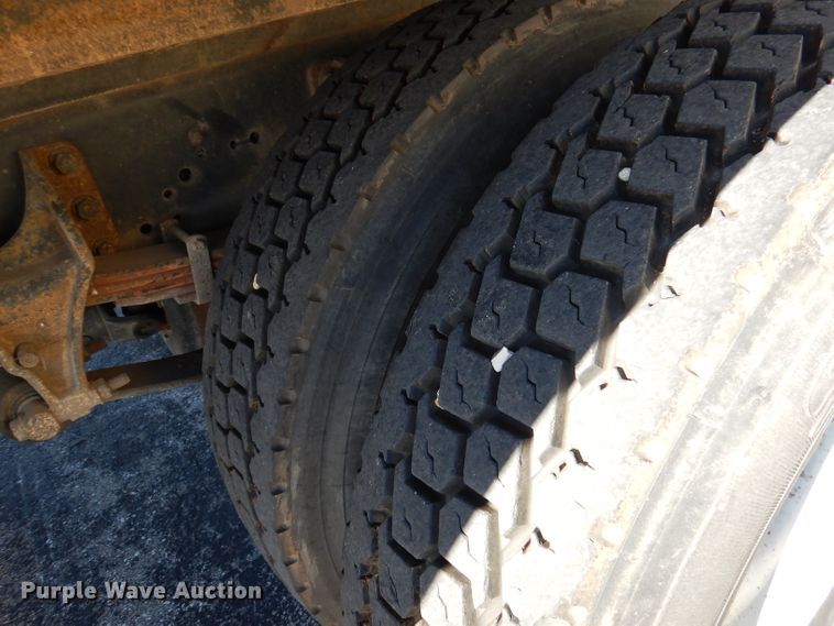 image for item DY9636 2004 International 4300  flatbed truck