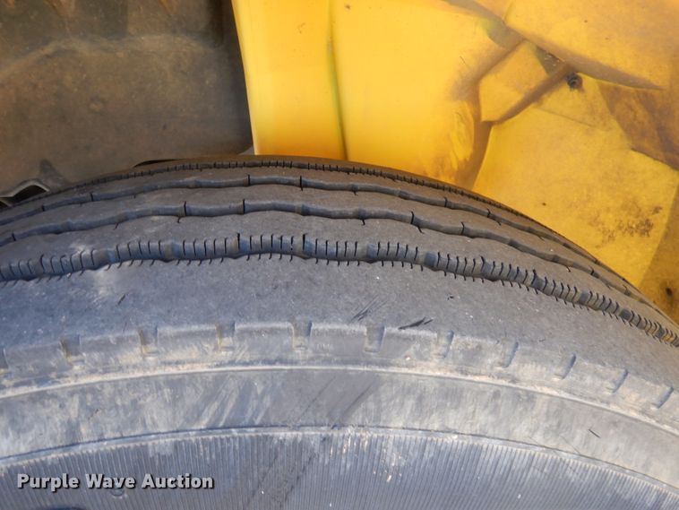 image for item DY9636 2004 International 4300  flatbed truck