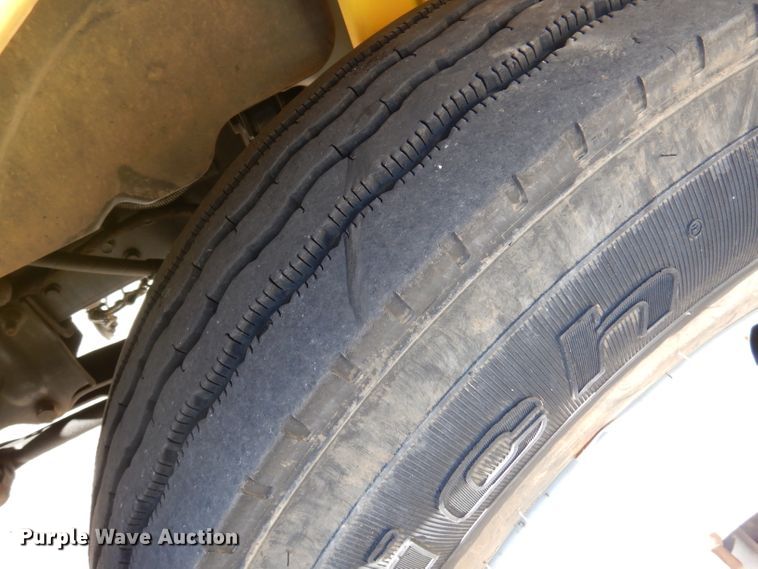 image for item DY9636 2004 International 4300  flatbed truck