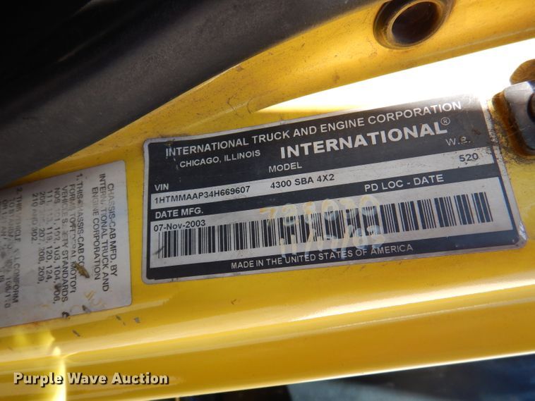 image for item DY9636 2004 International 4300  flatbed truck