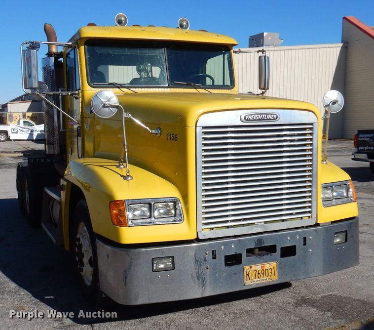 image for item DY9637 2000 Freightliner FLD  semi truck