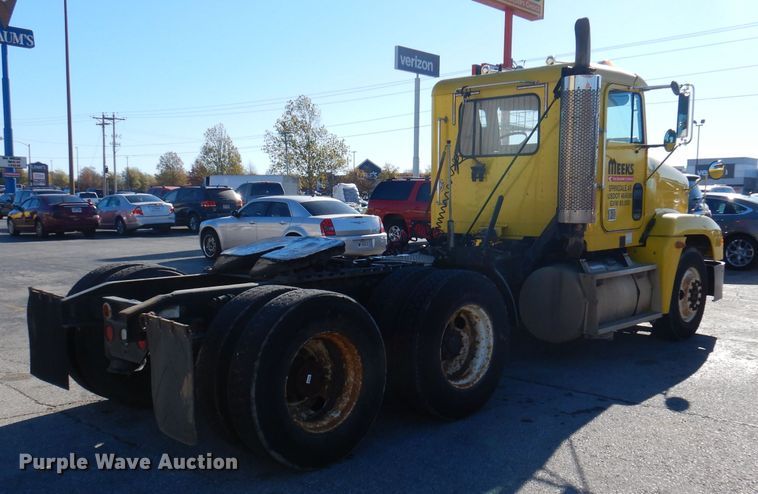 image for item DY9637 2000 Freightliner FLD  semi truck