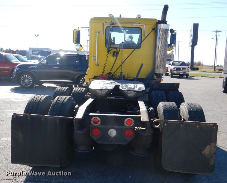 image for item DY9637 2000 Freightliner FLD  semi truck