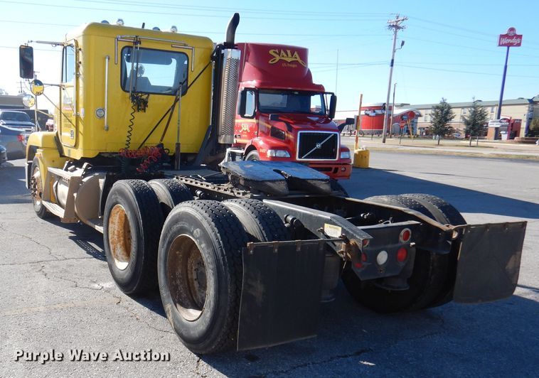 image for item DY9637 2000 Freightliner FLD  semi truck