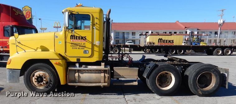 image for item DY9637 2000 Freightliner FLD  semi truck