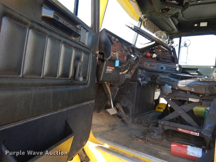 image for item DY9637 2000 Freightliner FLD  semi truck