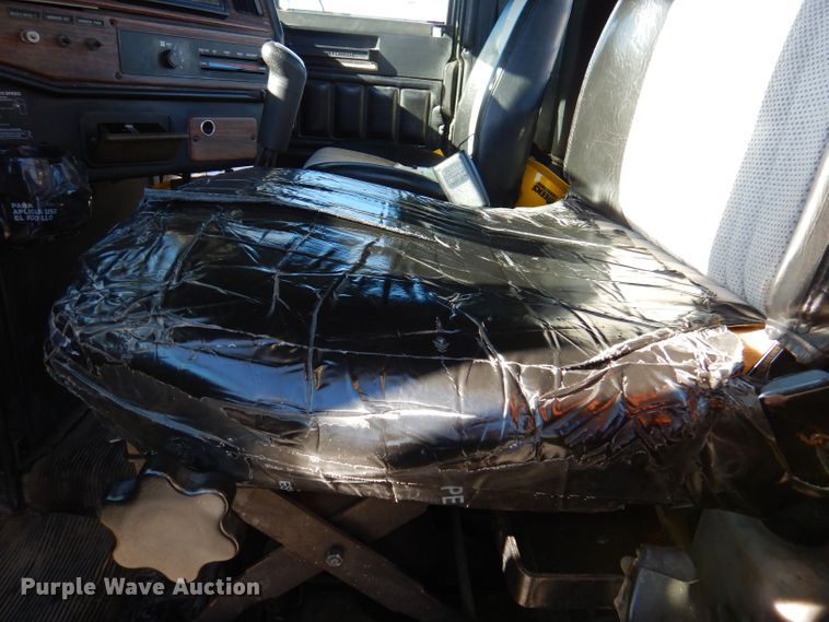 image for item DY9637 2000 Freightliner FLD  semi truck