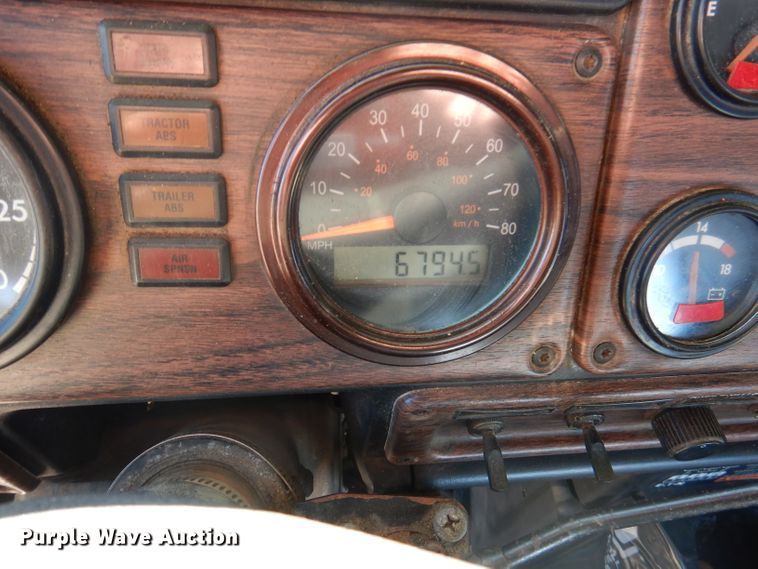 image for item DY9637 2000 Freightliner FLD  semi truck