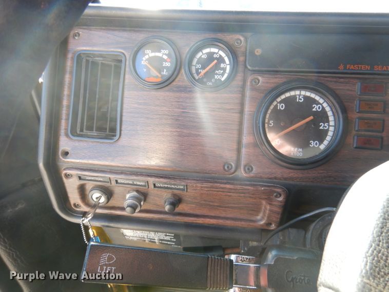 image for item DY9637 2000 Freightliner FLD  semi truck