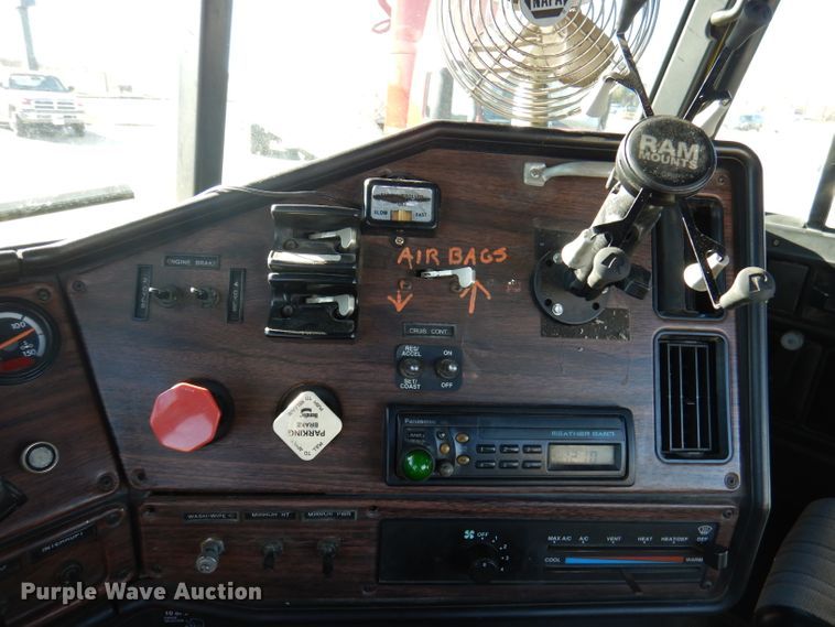 image for item DY9637 2000 Freightliner FLD  semi truck