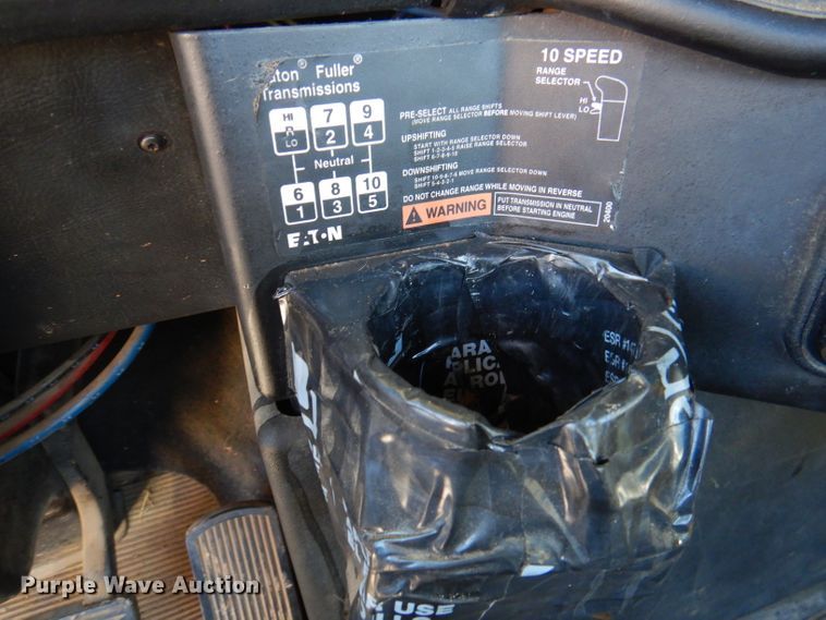 image for item DY9637 2000 Freightliner FLD  semi truck