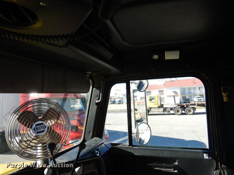 image for item DY9637 2000 Freightliner FLD  semi truck