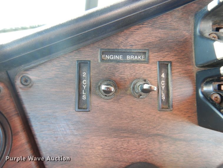 image for item DY9637 2000 Freightliner FLD  semi truck