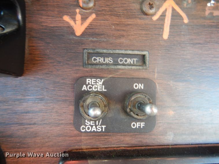 image for item DY9637 2000 Freightliner FLD  semi truck