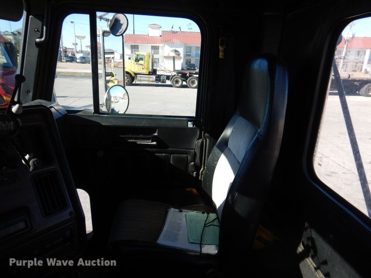 image for item DY9637 2000 Freightliner FLD  semi truck