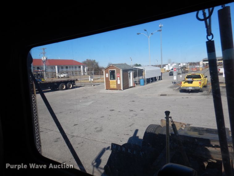 image for item DY9637 2000 Freightliner FLD  semi truck