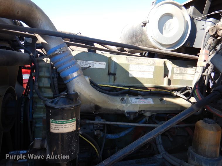 image for item DY9637 2000 Freightliner FLD  semi truck