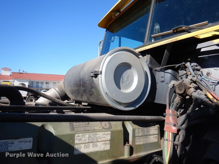 image for item DY9637 2000 Freightliner FLD  semi truck