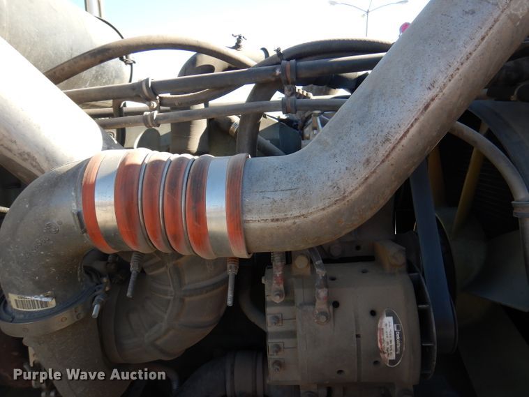 image for item DY9637 2000 Freightliner FLD  semi truck