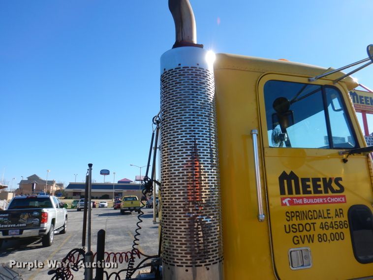 image for item DY9637 2000 Freightliner FLD  semi truck