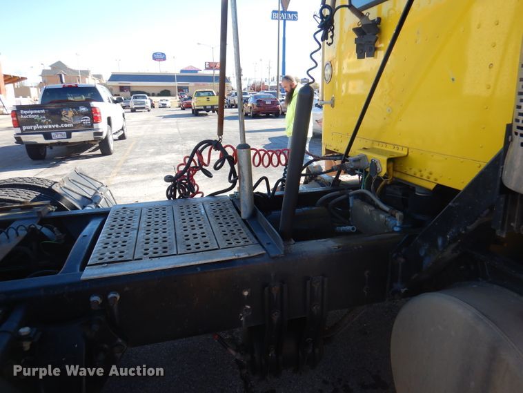 image for item DY9637 2000 Freightliner FLD  semi truck