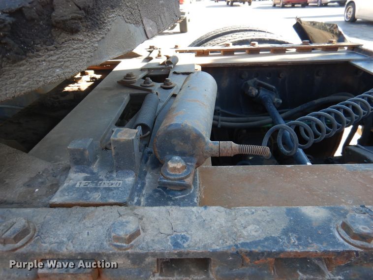 image for item DY9637 2000 Freightliner FLD  semi truck