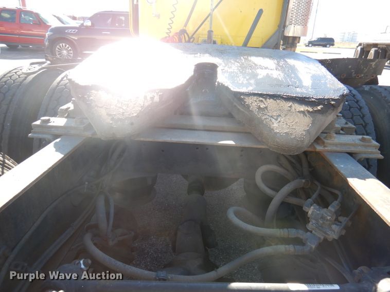 image for item DY9637 2000 Freightliner FLD  semi truck