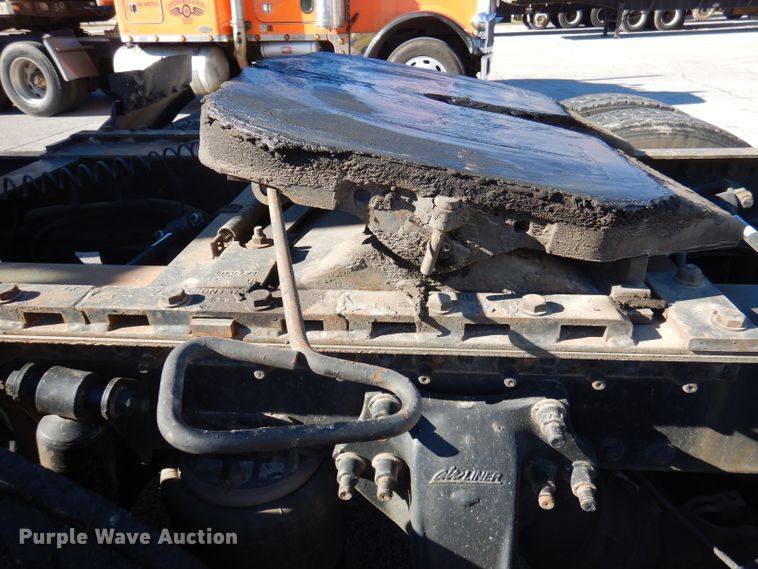 image for item DY9637 2000 Freightliner FLD  semi truck