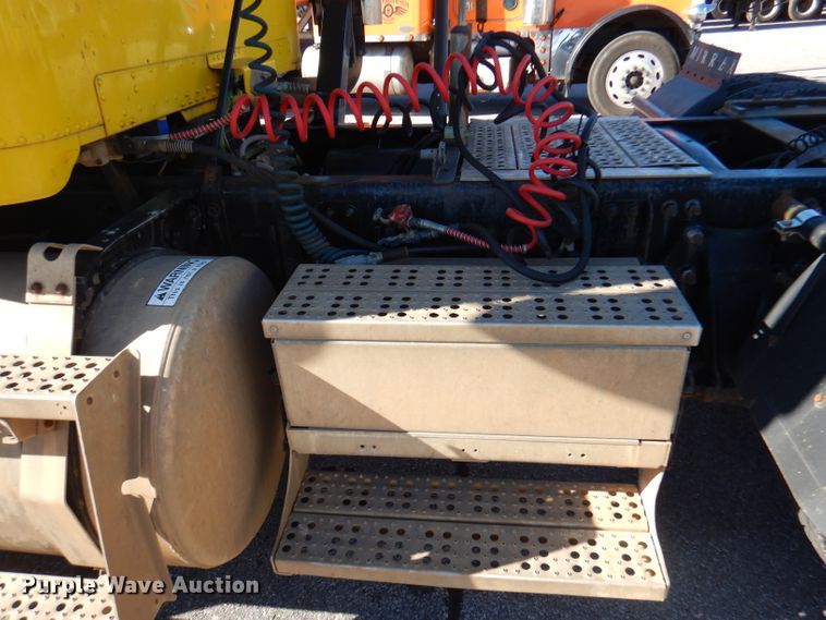 image for item DY9637 2000 Freightliner FLD  semi truck