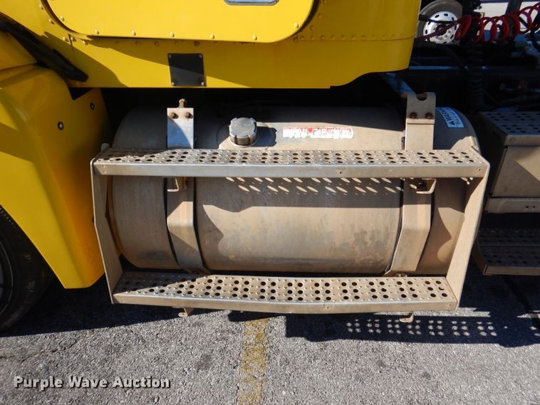 image for item DY9637 2000 Freightliner FLD  semi truck