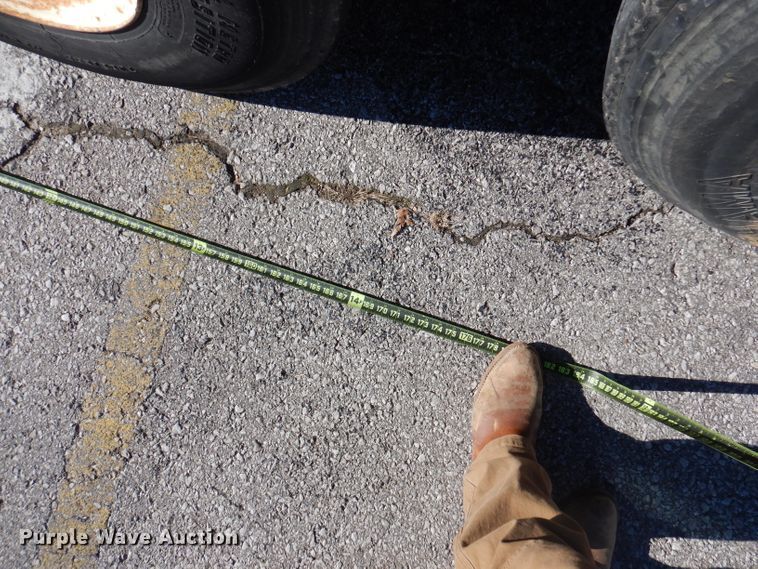 image for item DY9637 2000 Freightliner FLD  semi truck