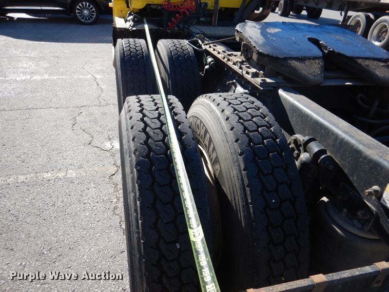 image for item DY9637 2000 Freightliner FLD  semi truck