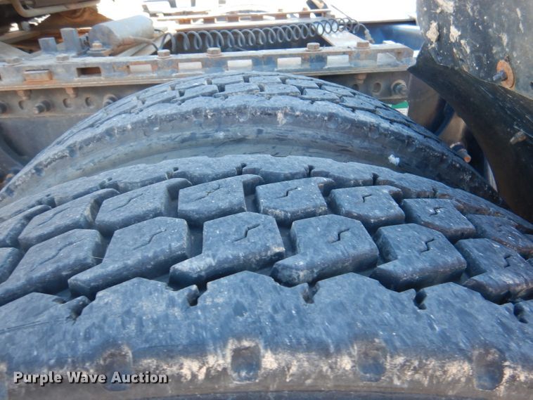 image for item DY9637 2000 Freightliner FLD  semi truck