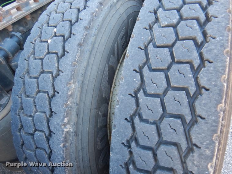 image for item DY9637 2000 Freightliner FLD  semi truck