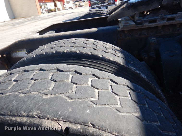 image for item DY9637 2000 Freightliner FLD  semi truck