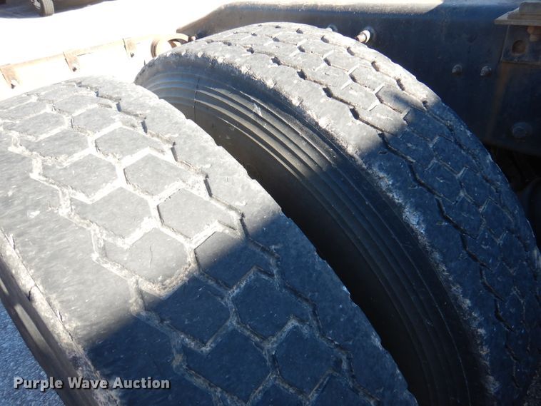 image for item DY9637 2000 Freightliner FLD  semi truck