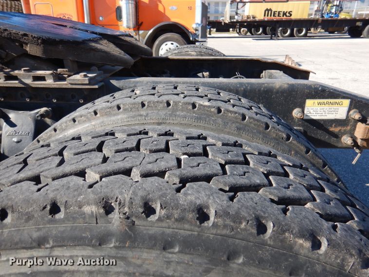 image for item DY9637 2000 Freightliner FLD  semi truck