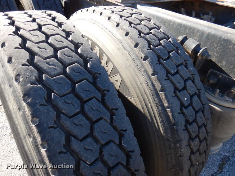 image for item DY9637 2000 Freightliner FLD  semi truck