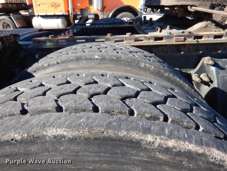 image for item DY9637 2000 Freightliner FLD  semi truck