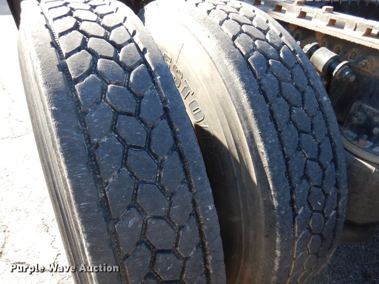 image for item DY9637 2000 Freightliner FLD  semi truck