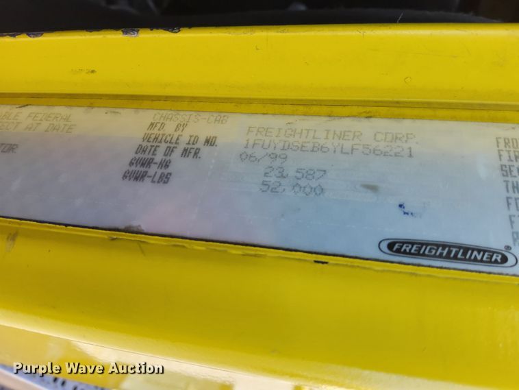 image for item DY9637 2000 Freightliner FLD  semi truck