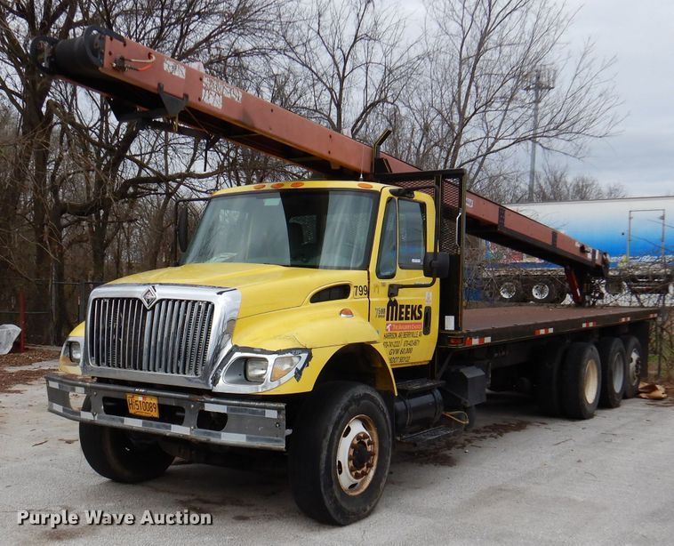 image for item DY9643 2004 International 7500  shingle conveyor truck