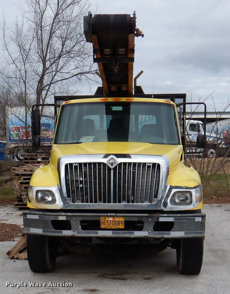 image for item DY9643 2004 International 7500  shingle conveyor truck