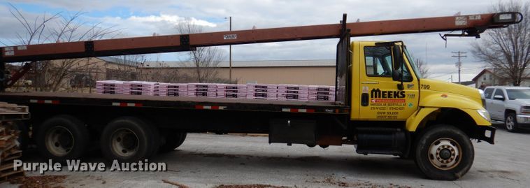 image for item DY9643 2004 International 7500  shingle conveyor truck