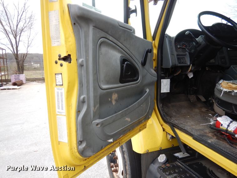 image for item DY9643 2004 International 7500  shingle conveyor truck