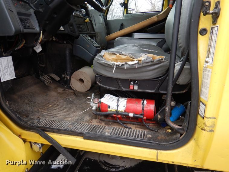 image for item DY9643 2004 International 7500  shingle conveyor truck