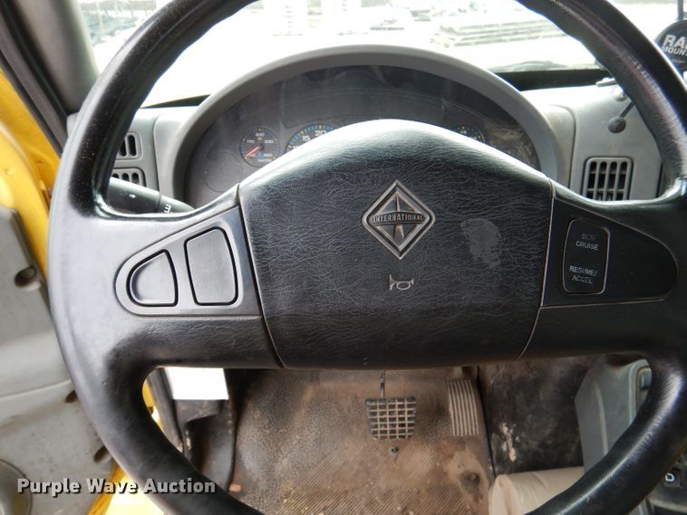 image for item DY9643 2004 International 7500  shingle conveyor truck