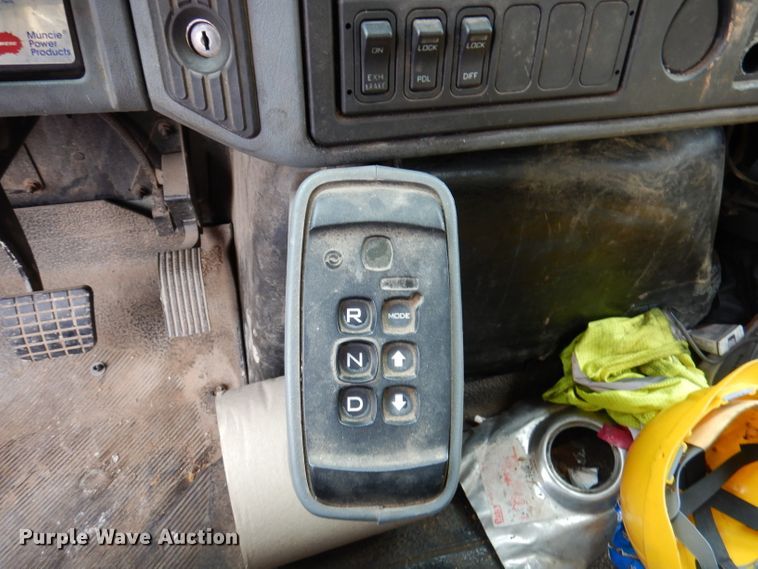 image for item DY9643 2004 International 7500  shingle conveyor truck